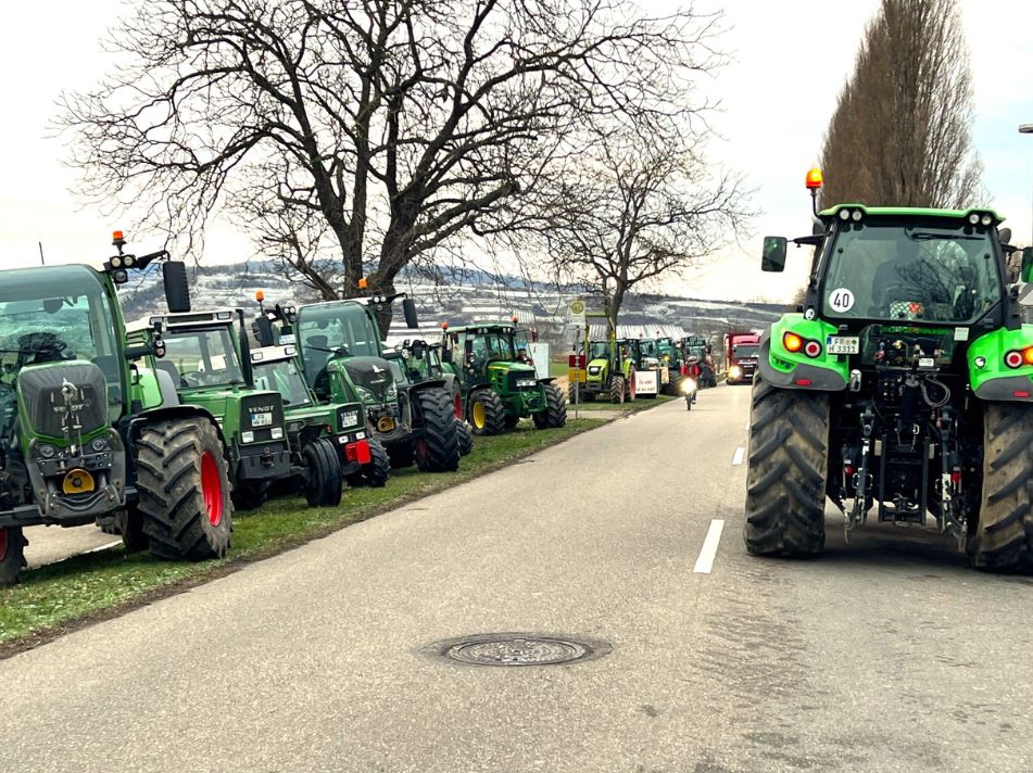 Traktor-Demo macht Station beim Badischen Winzerkeller